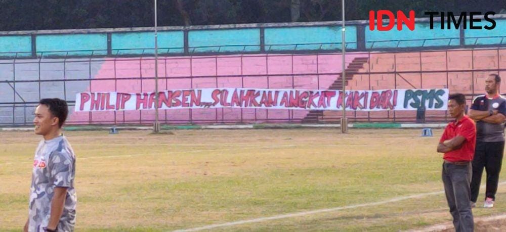 Spanduk yang berisi tuntutan mundur untuk pelatih PSMS Philep Hansen (IDN Times/Doni Hermawan)