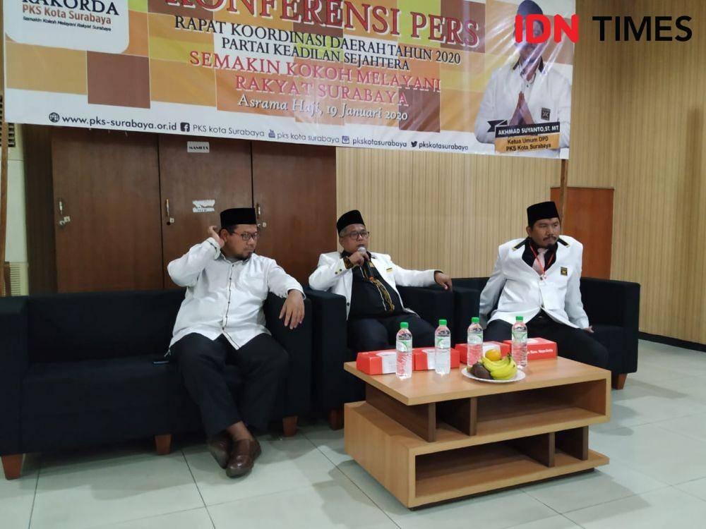 Konferensi Pers Rakorda PKS Surabaya di Asrama Haji, Minggu (19/1). IDN Times/Ardiansyah Fajar