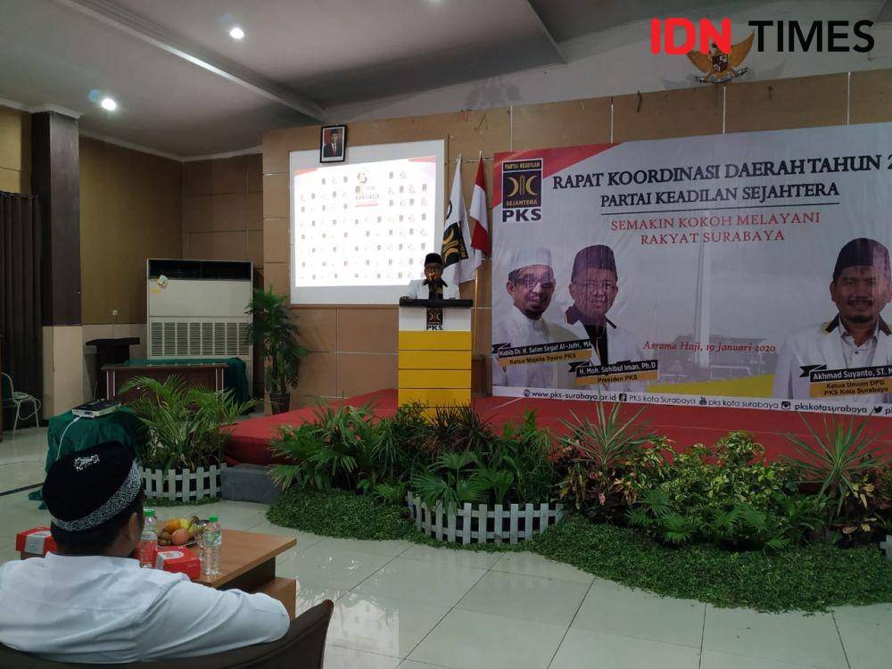 Konferensi Pers Rakorda PKS Surabaya di Asrama Haji, Minggu (19/1). IDN Times/Ardiansyah Fajar