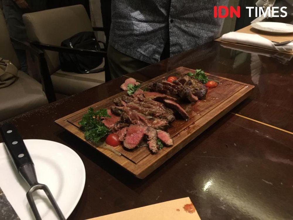 Angus Beef menjadi salah satu menu andalan The Kitchen Aryaduta Medan (IDN Times/Prayugo Utomo)
