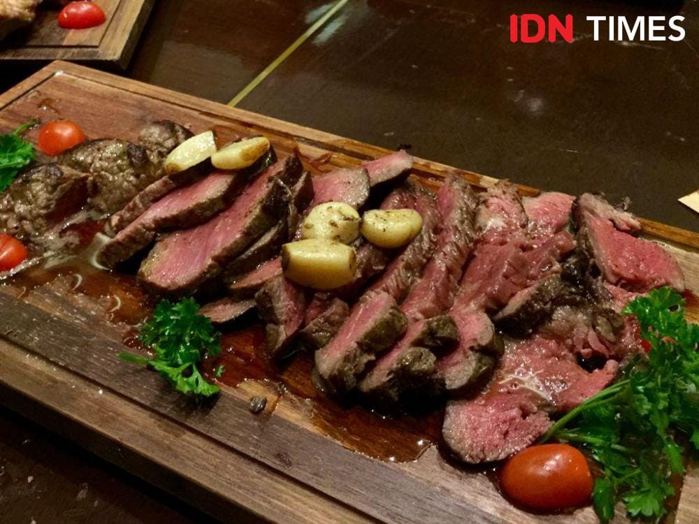Angus Beef menjadi salah satu menu andalan The Kitchen Aryaduta Medan (IDN Times/Prayugo Utomo)