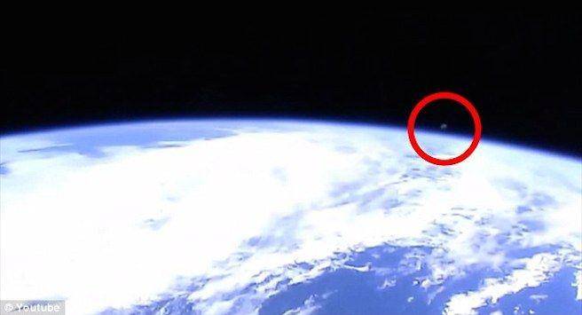 Penampakan benda abu-abu yang diduga UFO. collective-evolution.com