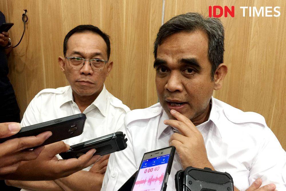 Sekjen DPP Gerindra Ahmad Muzani (Kanan) memberikan keterangan pers usai rapat konsolidasi pemenangan Pilkada di Sumut, Minggu (19/1) petang (IDN Times/Prayugo Utomo)