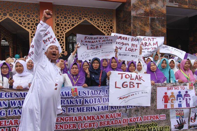 Sejumlah warga dan alim ulama melakukan aksi penolakan keberadaan LGBT di depan Masjid Al Ishlah, Depok, Jawa Barat, pada 15 Januari 2020. Aksi tersebut untuk menolak keberadaan Lesby, Gay, Biseksual dan Transgender (LGBT) di Kota Depok dan mendukung langkah Pemerintah Kota Depok melakukan razia LGBT. ANTARA FOTO/Asprilla Dwi Adha