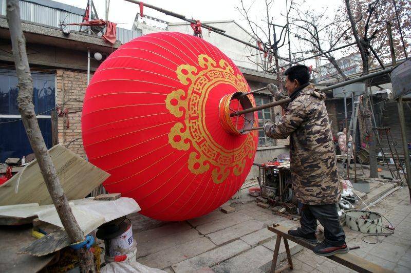 Penduduk lokal Bai Junping membuat lentera tradisional raksasa di halaman rumahnya menjelang perayaan Tahun Baru Imlek di desa Tuntoucun, pinggiran kota Shijiazhuang, provinsi Hebei, Tiongkok, pada 10 Januari 2020. ANTARA FOTO/REUTERS/Jason Lee