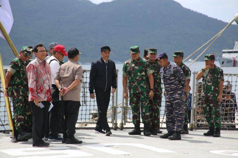 Presiden Joko Widodo berada di geladak heli KRI Usman Harun 359 saat kunjungan kerja di Faslabuh Lanal Ranai, Selat Lampa, Natuna, Kepulauan Riau, pada 8 Januari 2020. Dalam kesempatan tersebut, Presiden Jokowi meninjau kesiapan KRI tambahan yang akan bergabung untuk melakukan operasi pengendalian wilayah laut, khususnya di Zona Ekonomi Ekslusif (ZEE) laut Natuna Utara. ANTARA FOTO/HO/Dispen Koarmada