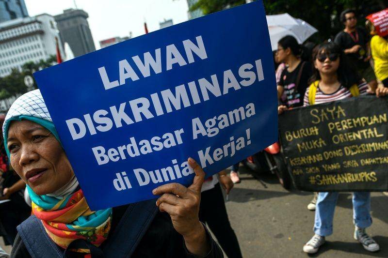 Massa aksi yang tergabung dalam Aliansi Perempuan Bangkit Menggugat berunjuk rasa di kawasan Monas, Jakarta, pada 22 Desember 2019. Dalam aksinya tersebut mereka menuntut pemerintah segera mengesahkan RUU Perlindungan Pekerja Rumah Tangga, RUU Penghapusan Kekerasan Seksual dan RUU Masyarakat Adat menjadi Undang-Undang. ANTARA FOTO/M Risyal Hidayat
