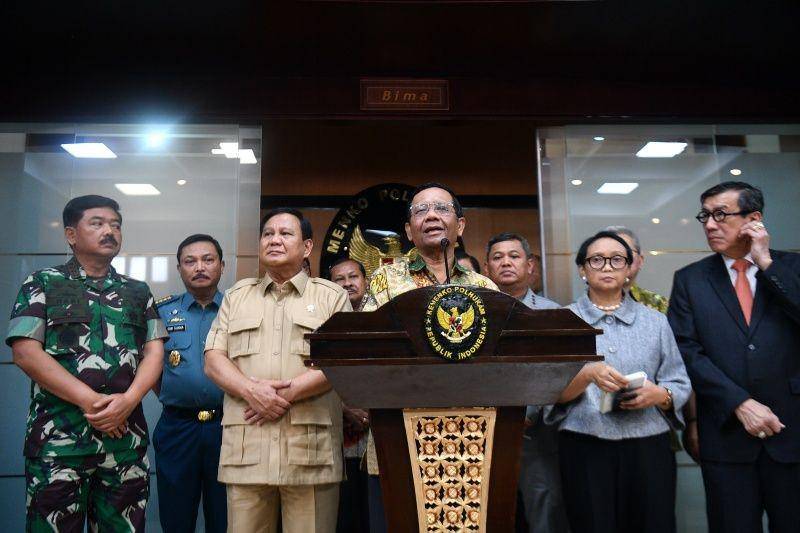 Menko Polhukam Mahfud MD menyampaikan konferensi pers terkait kasus Natuna di Kemenko Polhukam, Jakarta, pada 3 Januari 2020. Pemerintah Indonesia menyatakan tidak akan pernah mengakui klaim sepihak Tiongkok atas teritorial di bagian laut Natuna yang disebut Nine Dash Line seusai peristiwa masuknya kapal nelayan dan Coast Guard Tiongkok pada akhir Desember 2019 lalu. ANTARA FOTO/Sigid Kurniawan