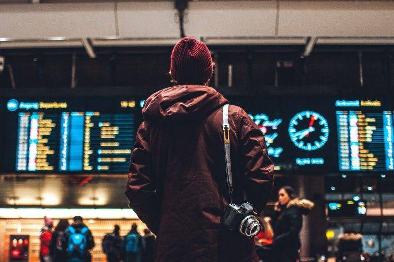 Ilustrasi di dalam sebuah bandara. unsplash.com/Artur Tumasjan
