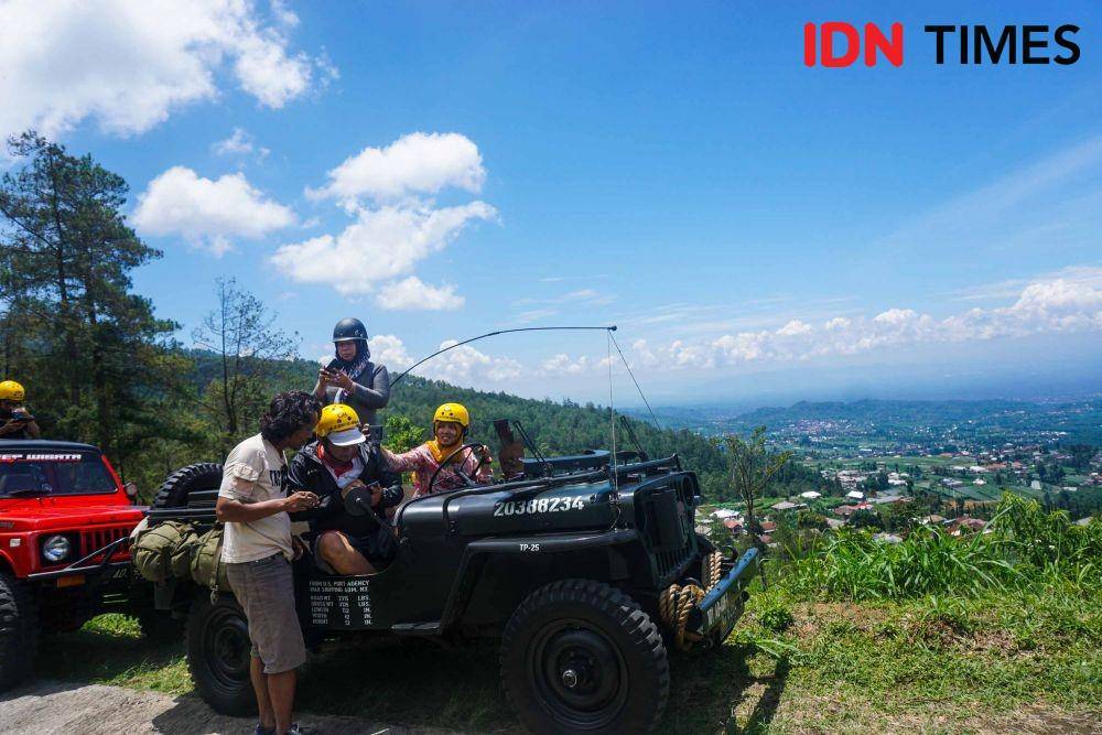 Berwisata alam offroad dengan jip di perkebunan teh lereng Gunung Lawu. IDN Times/Dhana Kencana