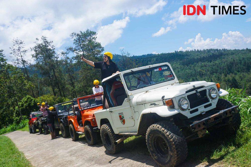 Berwisata alam offroad dengan jip di perkebunan teh lereng Gunung Lawu. IDN Times/Dhana Kencana