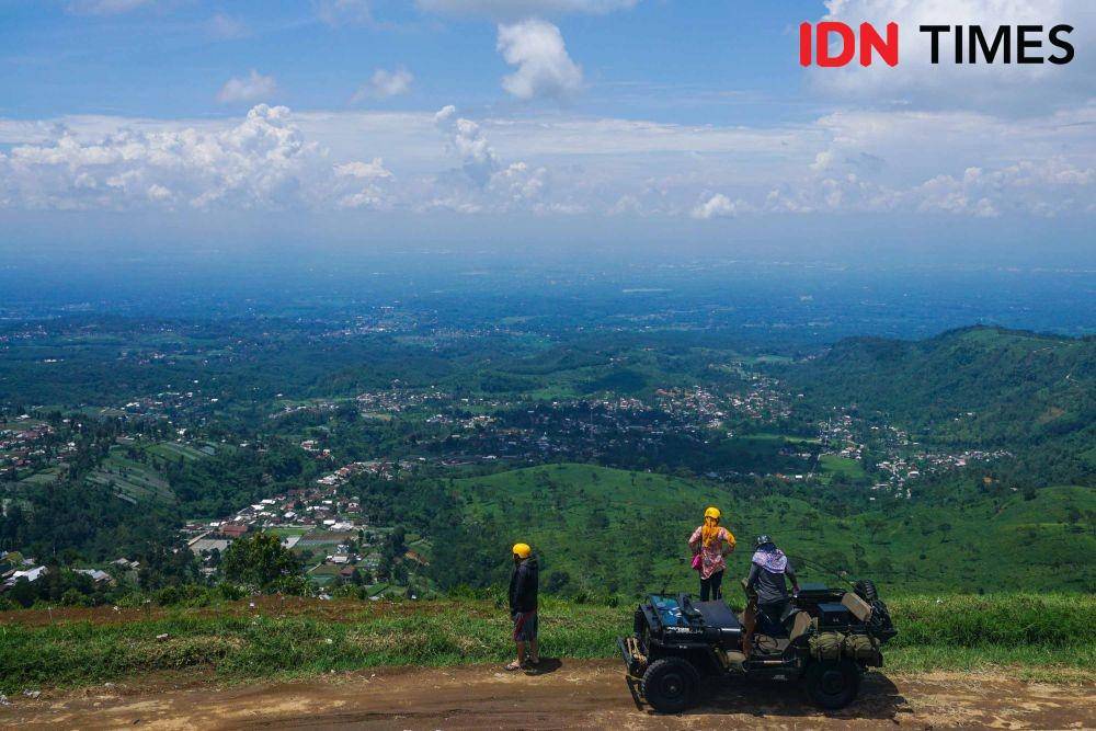 Berwisata alam offroad dengan jip di perkebunan teh lereng Gunung Lawu. IDN Times/Dhana Kencana
