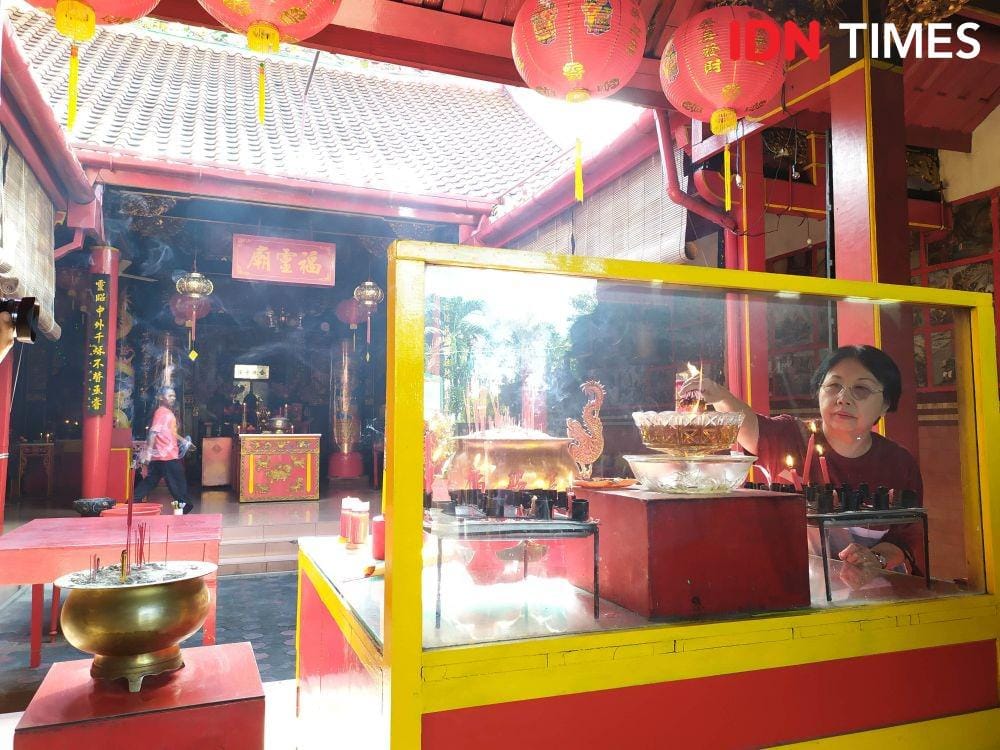 Jemaat sedang beribadah di Klenteng Fuk Ling Miau. IDN Times/Siti Umaiyah