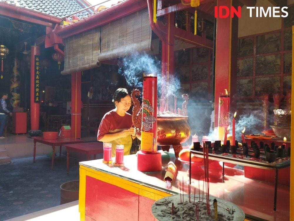 Jemaat sedang beribadah di Klenteng Fuk Ling Miau. IDN Times/Siti Umaiyah