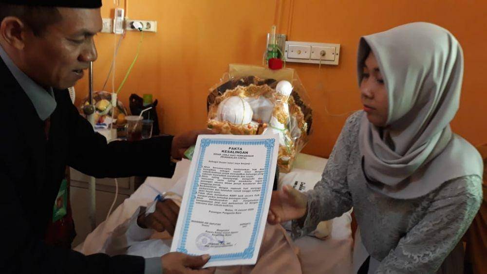 M Adi Saputra dan Suprapti resmi ijab kobul di bangsal perawatan RSUD Wates. IDN Times/Istimewa