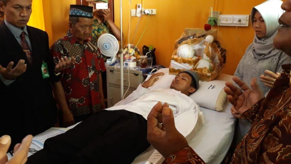 M Adi Saputra dan Suprapti ijab kobul di bangsal perawatan RSUD Wates. IDN Times/Istimewa