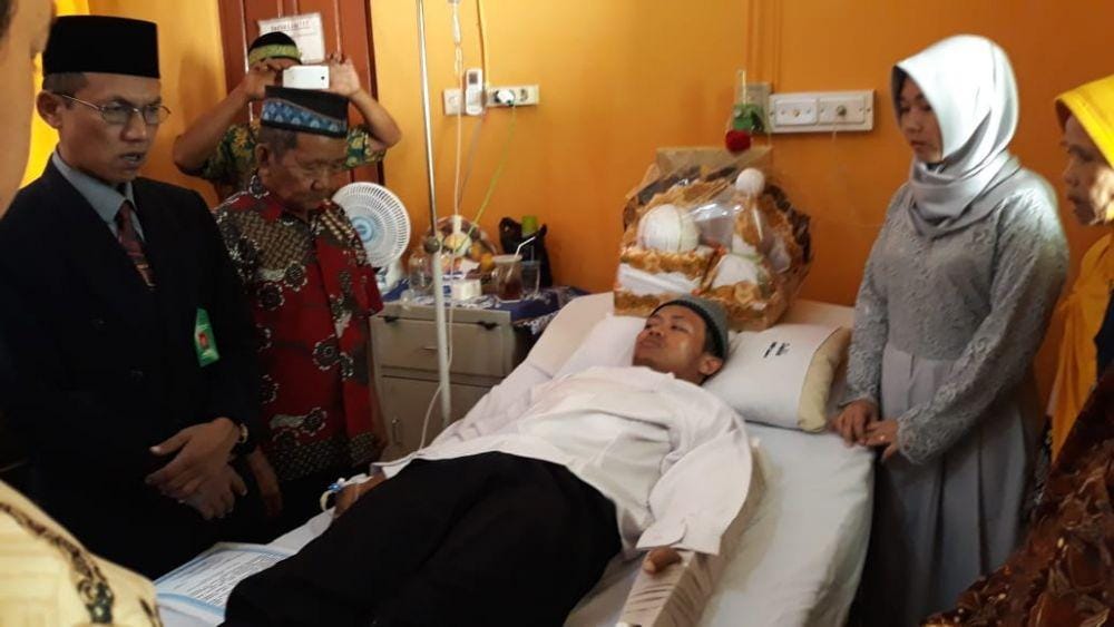 M Adi Saputra dan Suprapti ijab kobul di bangsal RSUD Wates.IDN Times/Istimewa