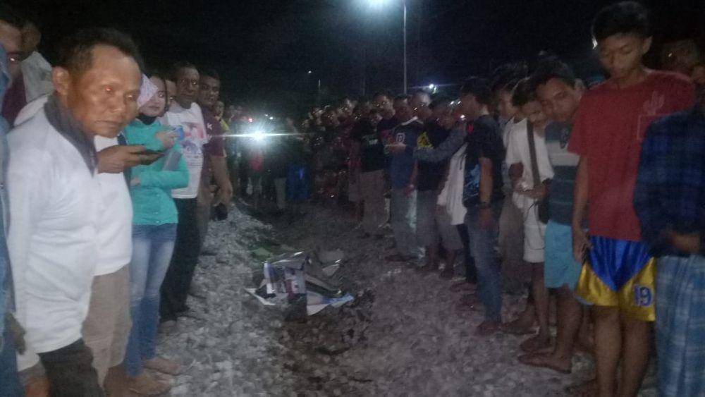 Sejumlah warga memadati lokasi kecelakaan antara sepeda motor dengan  kereta api di Magetan, Minggu (19/1) malam. Dok. IDN Times/Istimewa