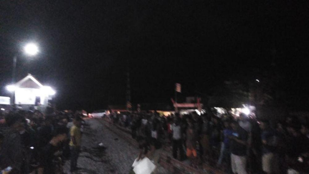 Suasana setelah kecelakaan antara sepeda motor dengan kereta api terjadi di Magetan, Minggu (19/1).Dok.IDN Times/Istimewa