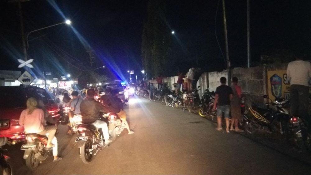 Akibat kecelakaan antara kereta api dengan sepeda motor jalan Barat - Karangsono, Magetan macet. Dok. IDN Times/Istimewa