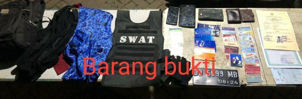 Barang bukti sitaan residivis pencuri menyamar jadi polisi di Makassar. IDN Times / Polrestabes Makassar