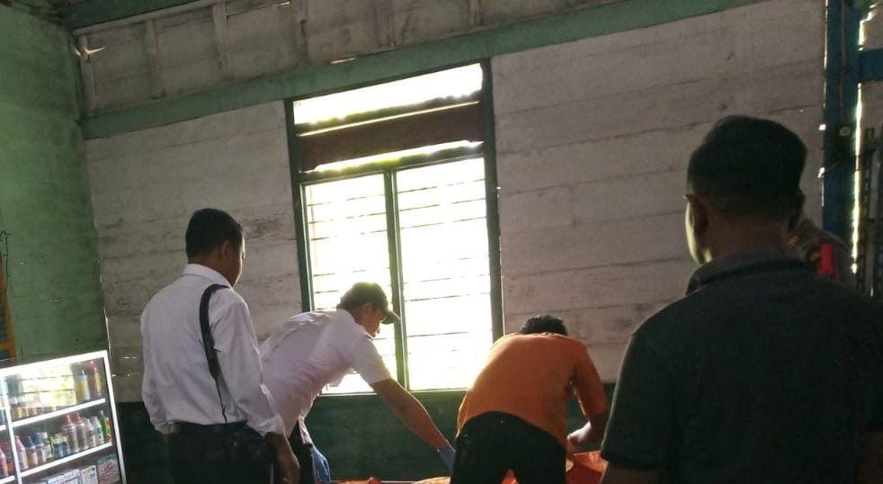 Petugas memeriksa tubuh wanita yang bunuh diri di Bojonegoro. IDN Times/Istimewa