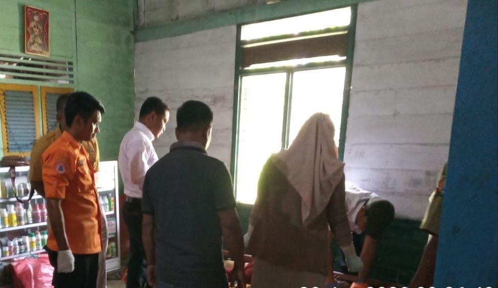 Petugas memeriksa tubuh wanita yang bunuh diri di Bojonegoro. IDN Times/Istimewa