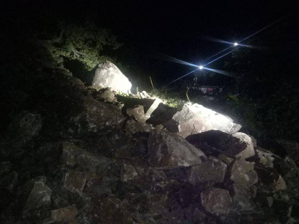 Material berupa batu menutup jalur Pacitan - Ponorogo, Minggu (19/1) malam. Dok. IDN Times/Istimewa