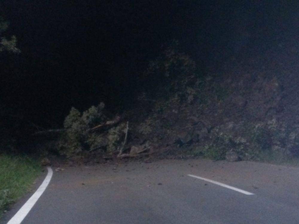 Jalur Pacitan - Ponorogo di wilayah Kecamatan Tegalombo tertimbun material tanah longsor, Minggu (19/1) malam. Dok.IDN Times