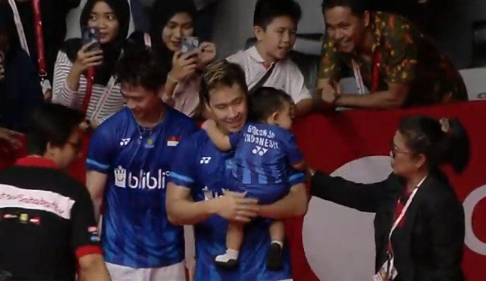 Kevin Sanjaya Sukamuljo/Marcus Fernaldi Gideon di podium ganda putra Indonesia (Twitter.com/BadmintonTalk)