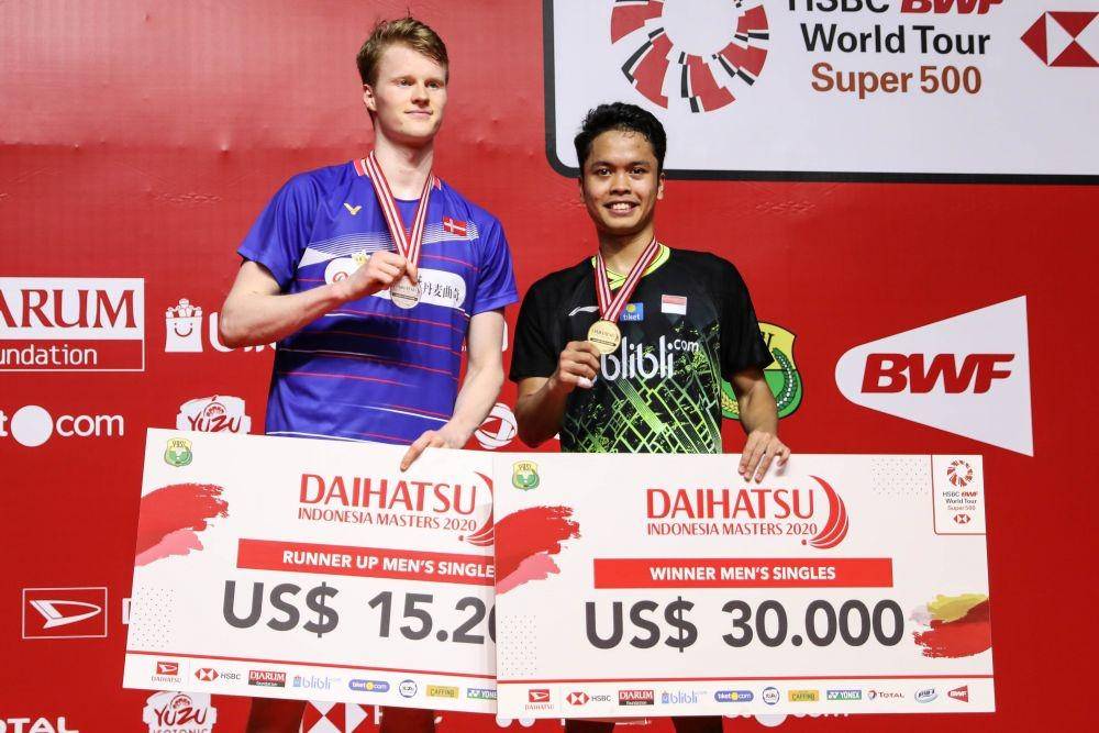 Anthony Sinosuka Ginting bersama tunggal putra Denmark, Anders Antonsen di podium tunggal putra Indonesia Masters 2020 (IDN Times/PBSI)