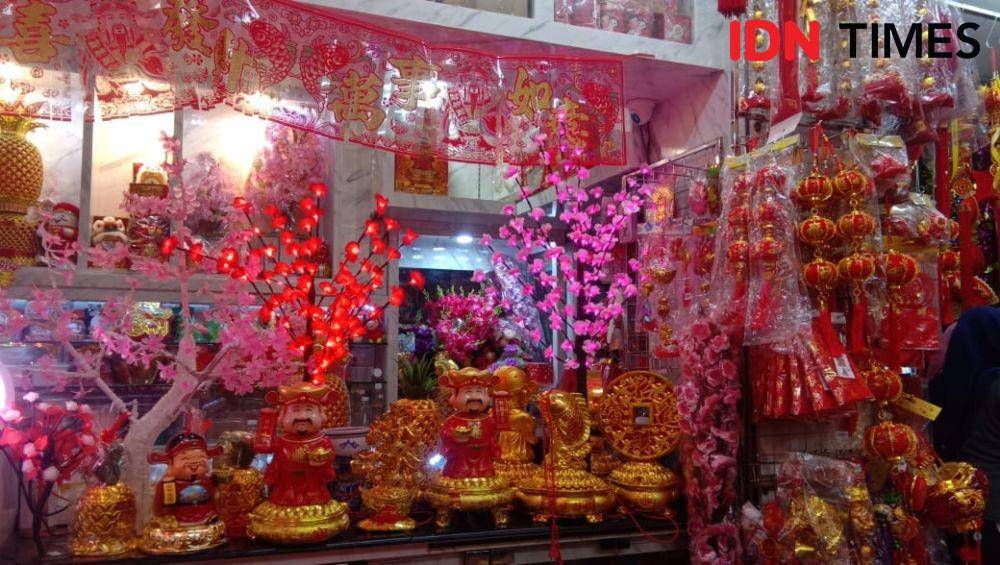 Pernak pernik Imlek di Toko Acai Jaya Medan (IDN Times/Indah Permata Sari)