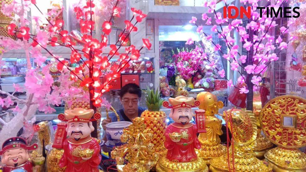 Pernak pernik Imlek di Toko Acai Jaya Medan (IDN Times/Indah Permata Sari)