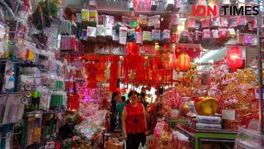 Pernak pernik Imlek di Toko Acai Jaya Medan (IDN Times/Indah Permata Sari)