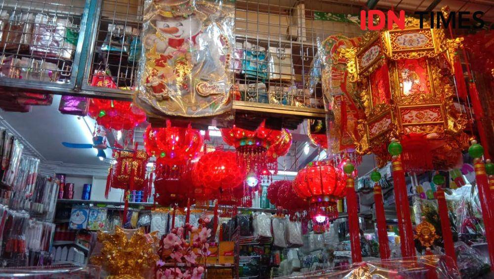 Pernak pernik Imlek di Toko Acai Jaya Medan (IDN Times/Indah Permata Sari)
