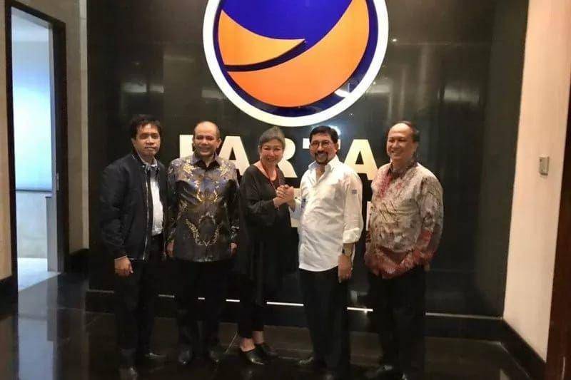Ketua DPW Partai Nasional Demokrat (NasDem) Jatim Sri Sajekti Sudjunadi dan Bakal Calon Wali Kota Surabaya Machfud Arifin (Dok. ANTARA FOTO)