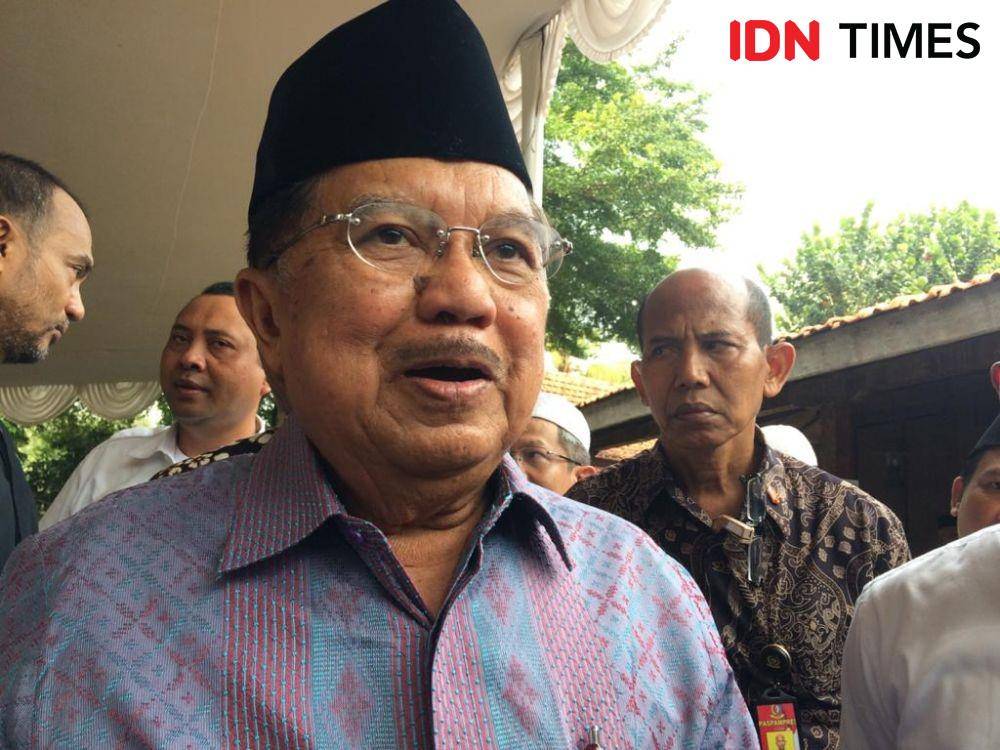 Wakil Presiden periode 2014-2019 Jusuf Kalla melayat Jose Jurnalis di Pendopo Silaturahim, Bekasi, Senin (20/1). (IDN Times/Irfan Fathurohman)