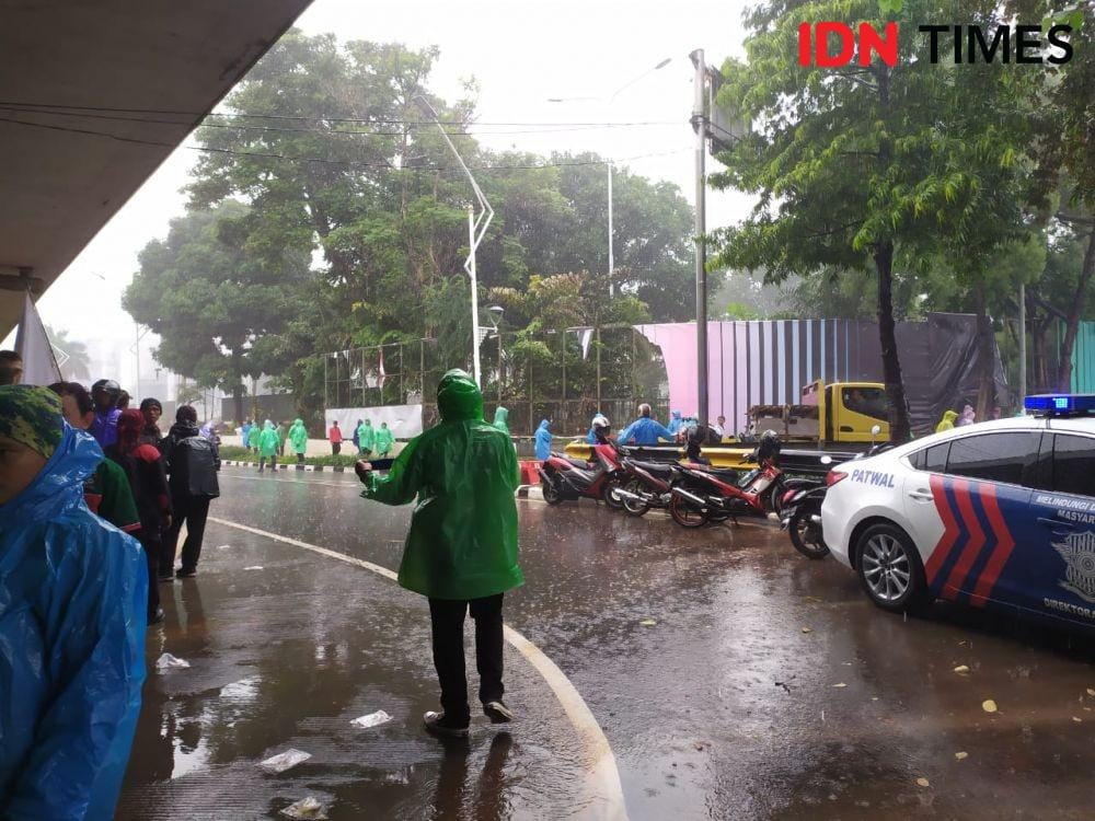 (Massa buruh melakukan unjuk rasa di depan Gedung DPR menolak omnibus law dan kenaikan iuran BPJS Kesehatan) IDN Times/Aldzah Fatimah Aditya