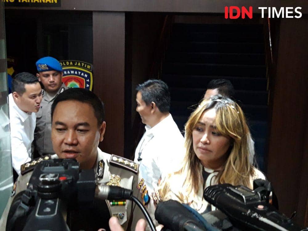 Penyanyi Pinkan Mambo (kanan) didampingi Kabid Humas Polda Jatim Kombes Pol Trunoyudo Wisnu Andiko (kiri) saat diwawancara awak media kasus MeMiles, Senin (20/1). IDN Times/Ardiansyah Fajar