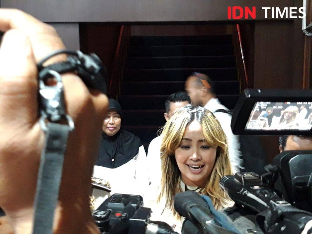 Penyanyi Pinkan Mambo (kanan) didampingi Kabid Humas Polda Jatim Kombes Pol Trunoyudo Wisnu Andiko (kiri) saat diwawancara awak media kasus MeMiles, Senin (20/1). IDN Times/Ardiansyah Fajar