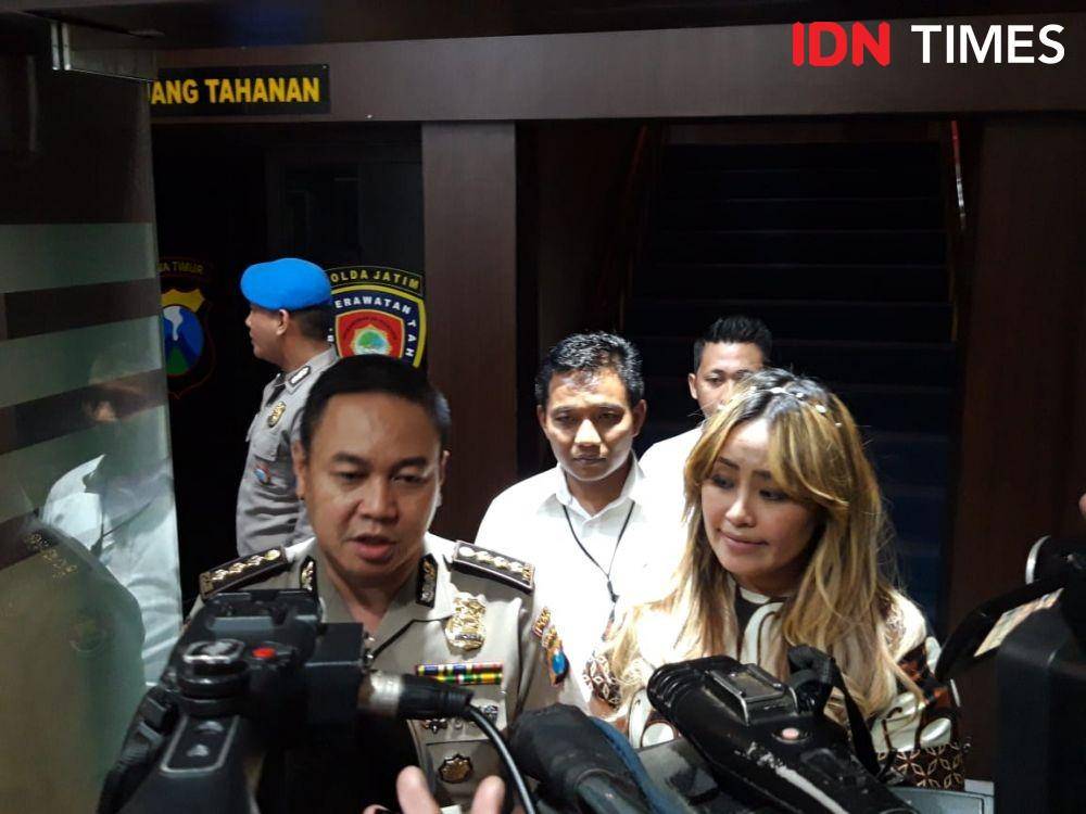 Penyanyi Pinkan Mambo (kanan) didampingi Kabid Humas Polda Jatim Kombes Pol Trunoyudo Wisnu Andiko (kiri) saat diwawancara awak media kasus MeMiles, Senin (20/1). IDN Times/Ardiansyah Fajar