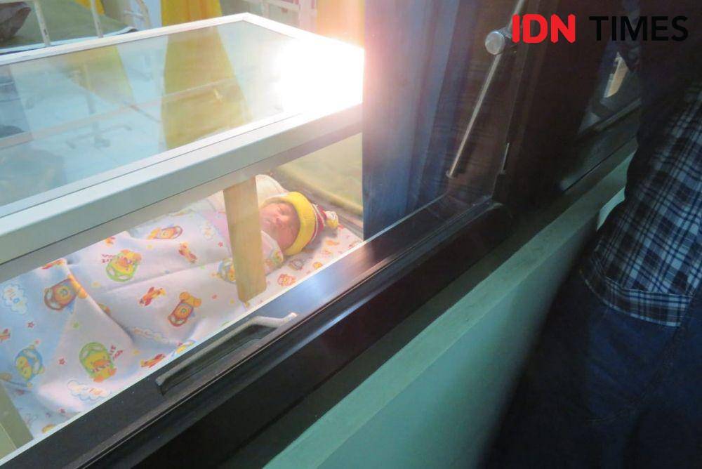 Bayi yang ditemukan warga kini telah dibawa ke Puskesmas Ngemplak I, Senin (20/1). (IDN Times/Tunggul Damarjati)