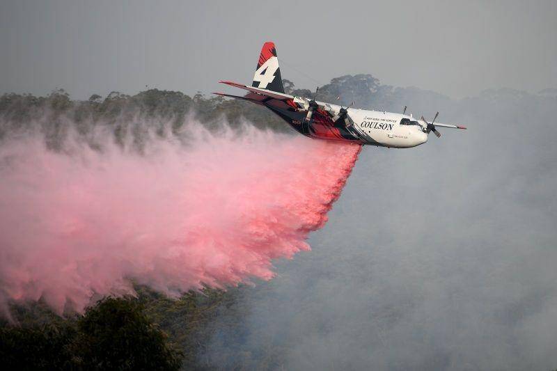 Tanker udara milik Pemadam Kebakaran New South Wales (LAT) menjatuhkan bubuk api di kebakaran Morton Fire di belukar dekat perumahan di Penrose di New South Wales Southern Highlands, selatan Sydney, Australia, pada 10 Januari 2020. ANTARA FOTO/AAP Image/Dan Himbrechts/via REUTERS