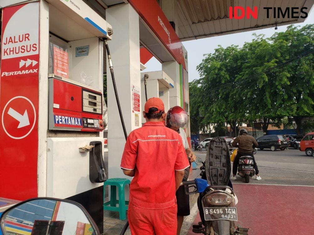 Pengisian BBM di SPBU. (IDN Times/Hana Adi Perdana)