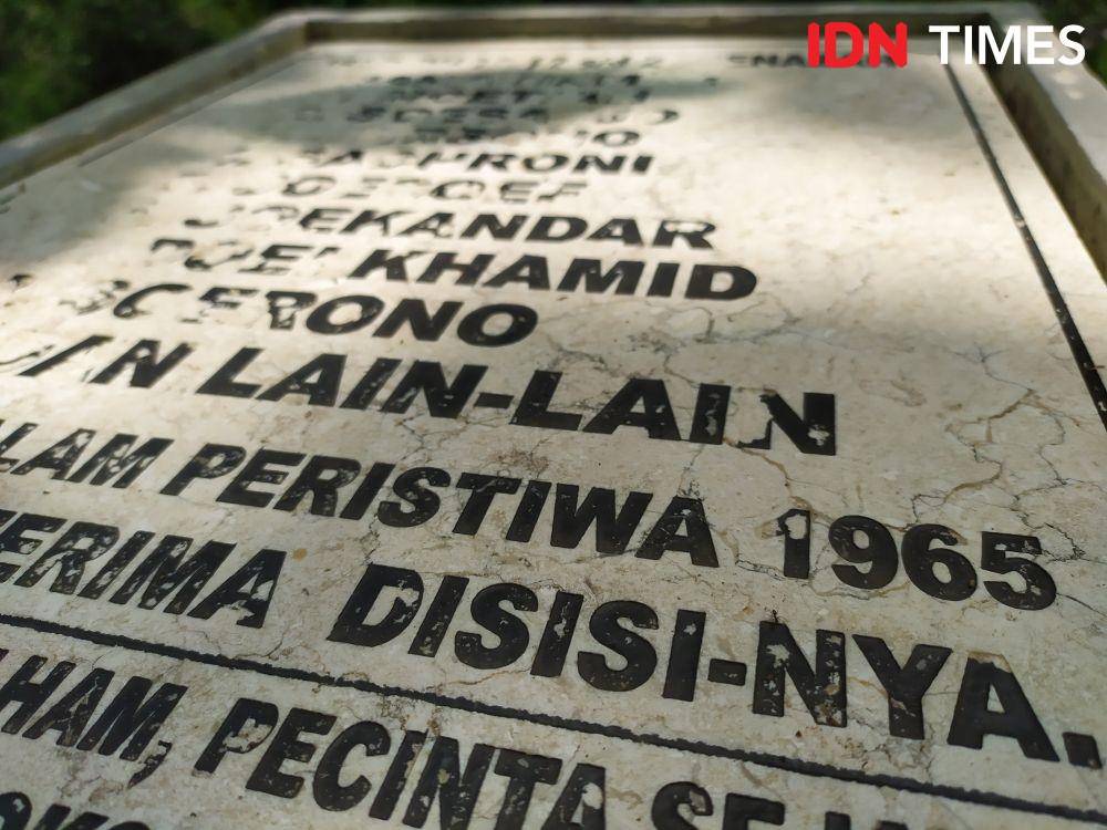Sebuah plakat dipasang sebagai penanda kuburan korban G30S di Plumbon Semarang. IDN Times/Fariz Fardianto