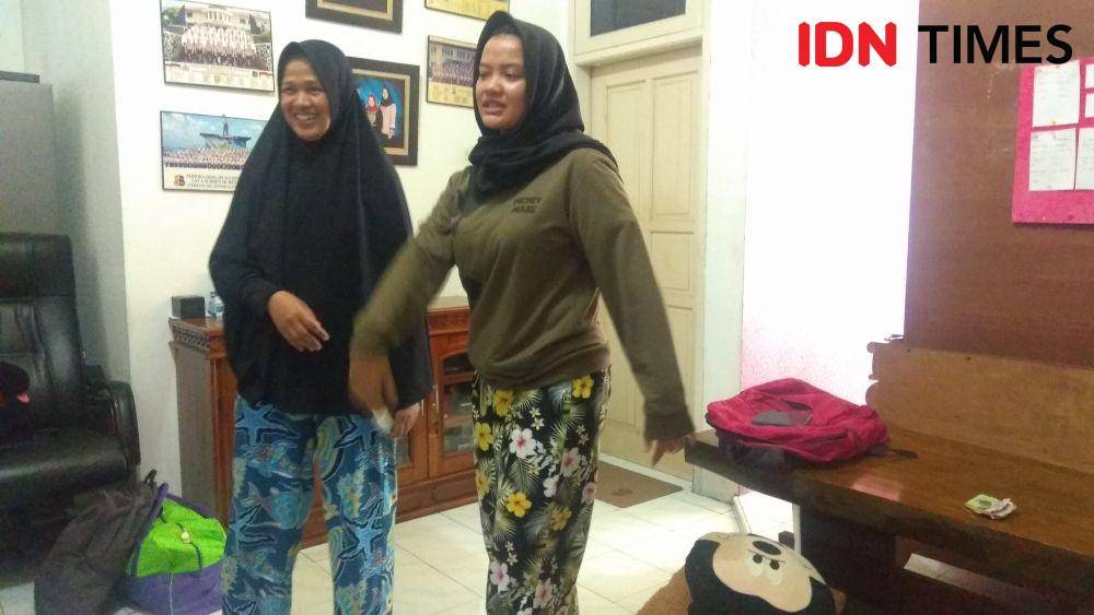 Ibu dan anak, Elis Aryani dan anaknya Yusni Widya Utami tengah memperagakan adegan memiting perampok di rumahnya. (IDN Times/Wildan Ibnu)