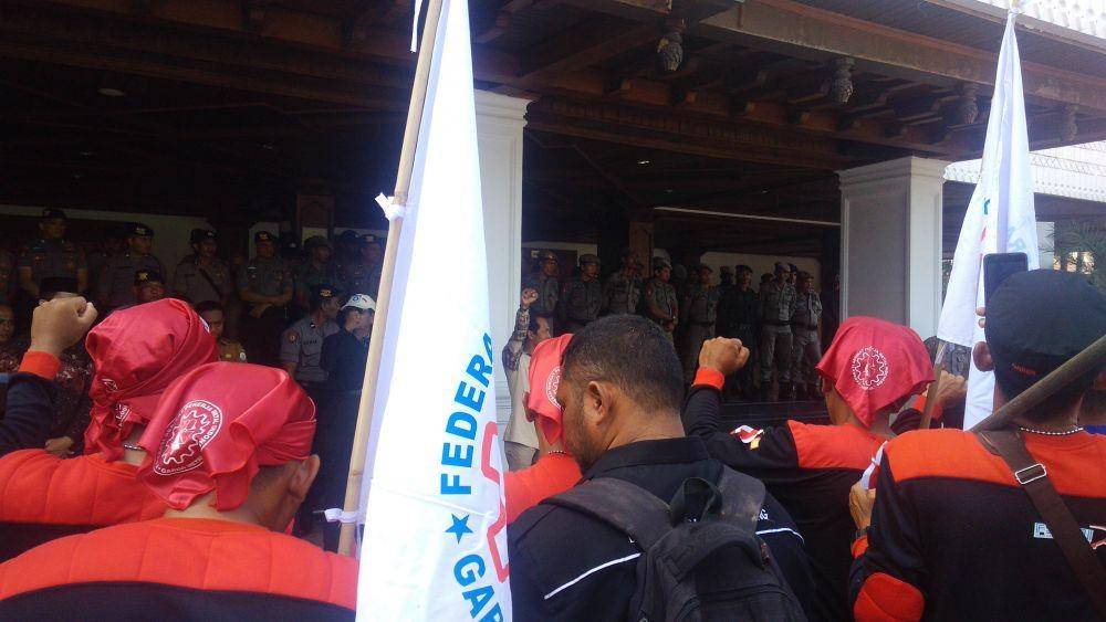 Aliansi Buruh Aceh (ABA) tolak Omnisbus Law di Gedung DPRA (IDN Times/Saifullah)