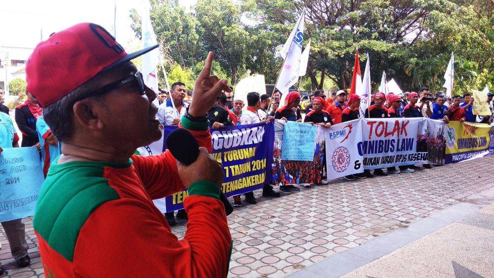 Aliansi Buruh Aceh (ABA) tolak Omnisbus Law di Gedung DPRA (IDN Times/Saifullah)