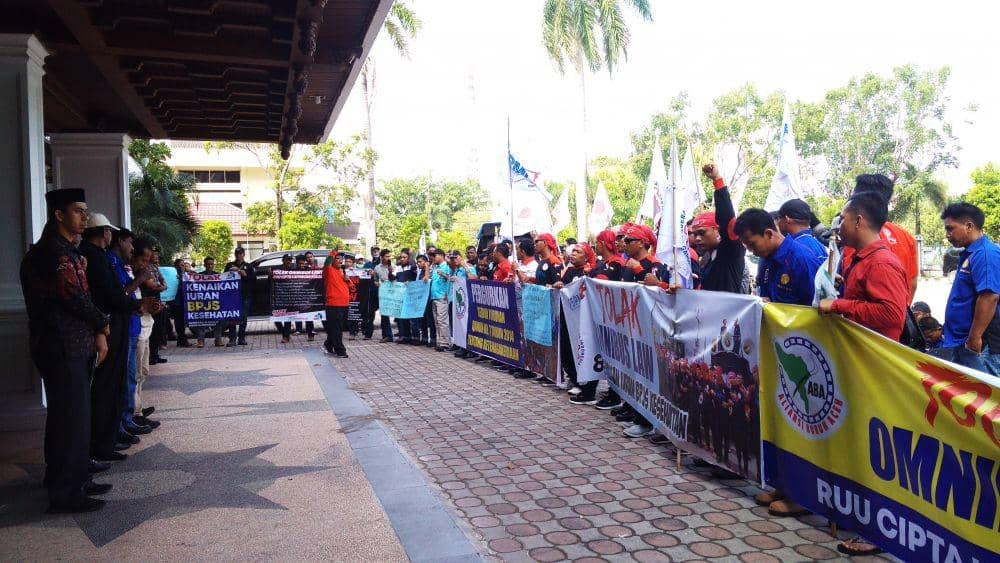 Aliansi Buruh Aceh (ABA) tolak Omnisbus Law di Gedung DPRA (IDN Times/Saifullah)