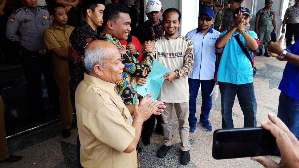 Aliansi Buruh Aceh (ABA) tolak Omnisbus Law di Gedung DPRA (IDN Times/Saifullah)